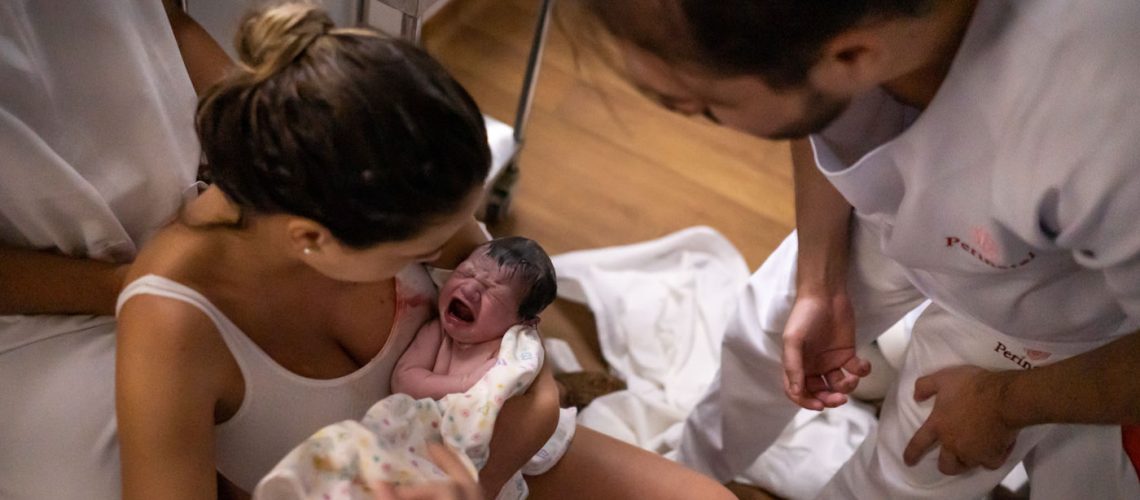 Foto Parto Normal Humanizado equipe da Obstetra Bia Herief na Perinatal Barra - Baby Arthur - mãe Camila