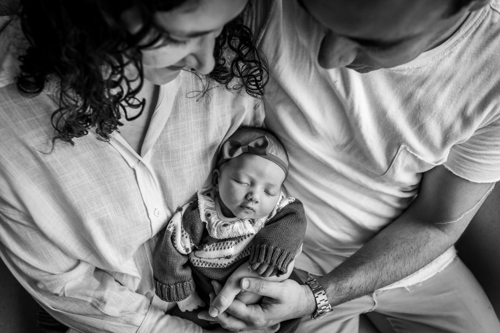 Ensaio Newborn Lifestyle em casa faz captura espontânea que reflete a essência da fotografia familiar.